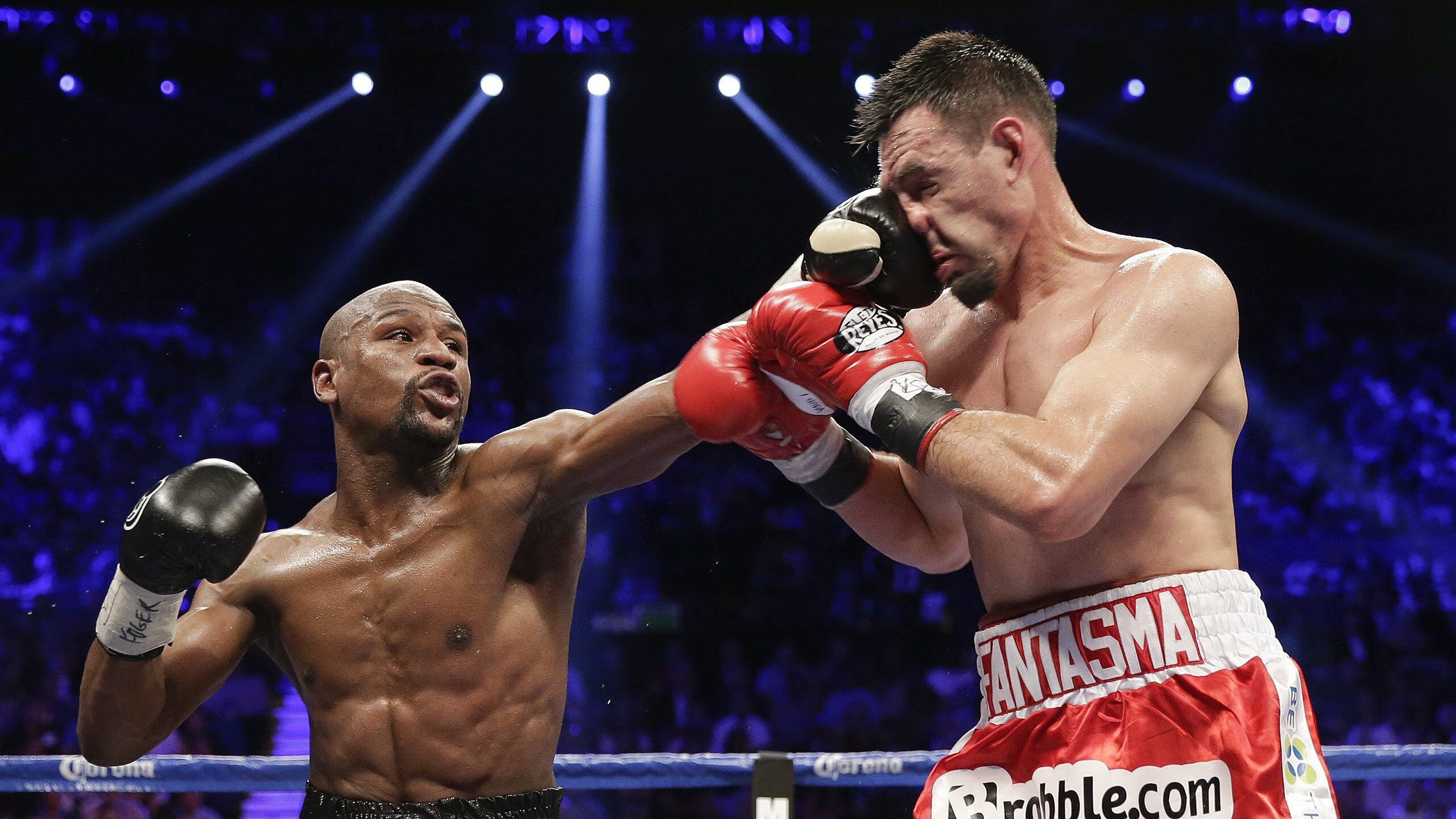 库里王者归来！绝命三分+关键封盖，他让篮网主场倒戈沸腾，库里绝命三分+关键封盖引爆篮网主场，王者归来令对手球迷倒戈